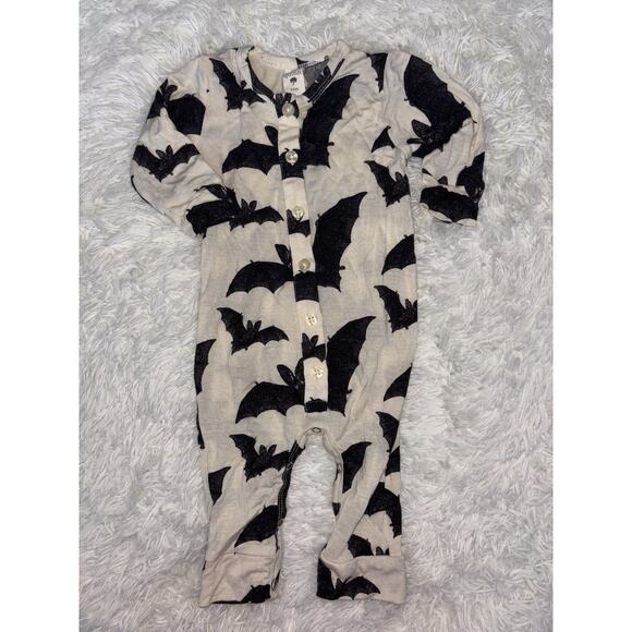 Kate Quinn sz. 3/6 mo one pc. bat themed romper. Soft, adorable, grt. shape - Picture 2 of 7